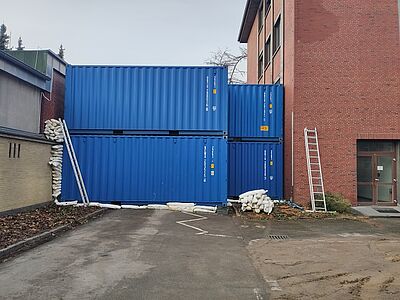 Zum Schutz von Klinikgebäuden kommen die Containerwände zum Einsatz