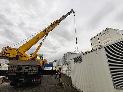 Kranarbeiten im Containerlager