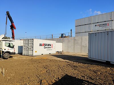 Montage der Lärmschutzwand aus Seecontainern