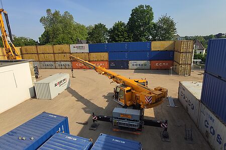 Lärmschutzwand aus Seecontainern aus der Vogelperspektive