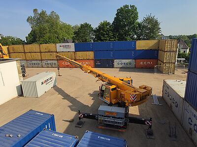 Lärmschutzwand aus Seecontainern aus der Vogelperspektive