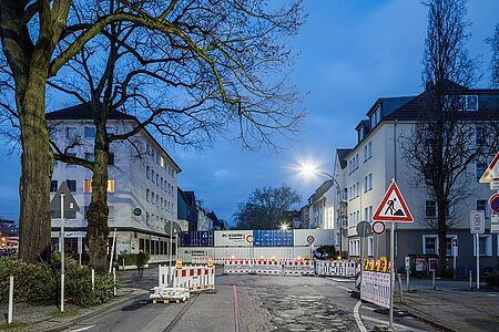 Splitterschutzwand errichtet nach Vorgaben von Feuerwehr und Kampfmittelräumdienst