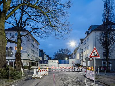 Splitterschutzwand errichtet nach Vorgaben von Feuerwehr und Kampfmittelräumdienst
