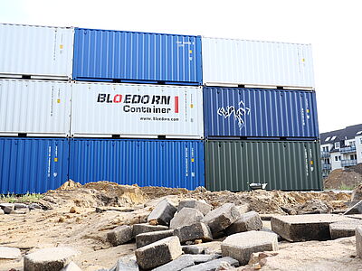 Die Wucht der Explosion hob den Boden an. Die Seecontainer hielten stand.