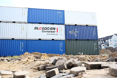 Die Wucht der Explosion hob den Boden an. Die Seecontainer hielten stand.