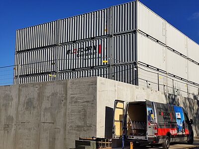 20'-Seecontainer bilden Lärmschutzwand