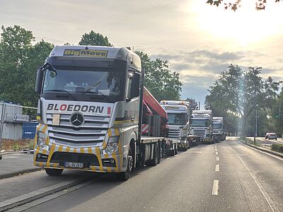 Insgesamt 5 LKW rücken für den Abstransport der Container an