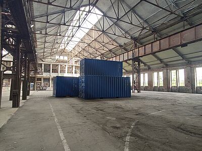 Containerwand in Industriekulisse