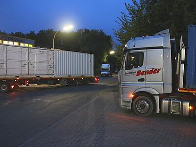 Anlieferung der Container bei Bloedorn