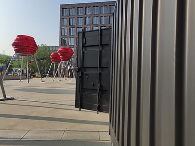 Seecontainer als Bühne
