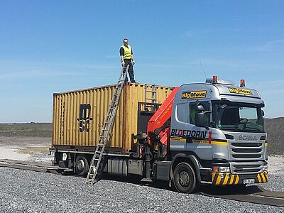 Bloedorn Container transportiert Container auf Halde