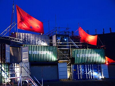 Aus Seecontainern wurden Bühnencontainer