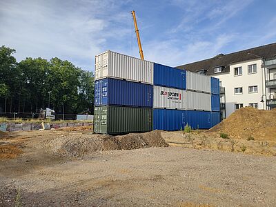 Splitterschutzwand schützt Wohngebäude