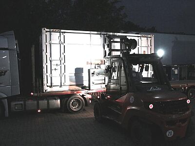 Stapler lädt Container vom LKW ab