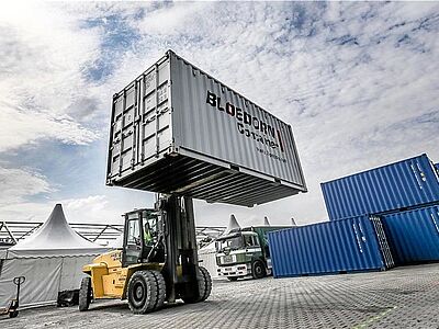 Quelle: Hoch hinaus geht es mit den Containern beim Bau der Lärmschutzwand auf dem Westfalenhallen-Parkplatz. © Menne