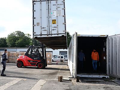 Per Stapler werden die Kühlcontainer für die Tafel auf dem Gelände der ATLAS Schuhfabrik gestellt