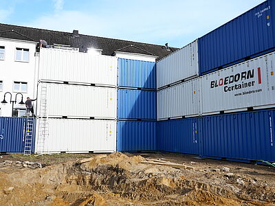 Für die Sprengung schirmen Seecontainer die Gebäude ab