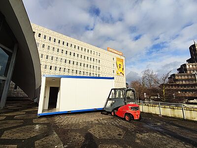 Mobile Bürocontainer vor dem Opernhaus in Dortmund