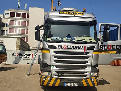 Die Bloedorn Spedition transportiert die Seecontainer zur Baustelle